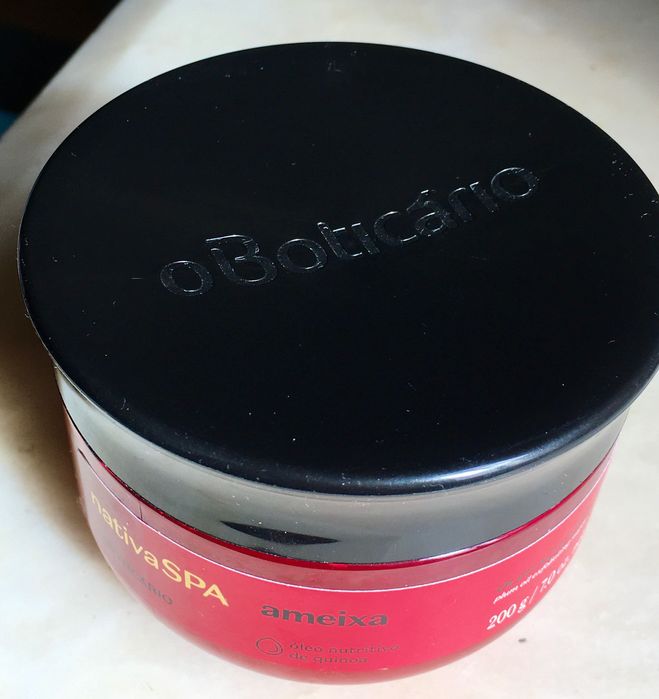 Esfoliante para o corpo- mulher - o Boticário cheiro ameixa
