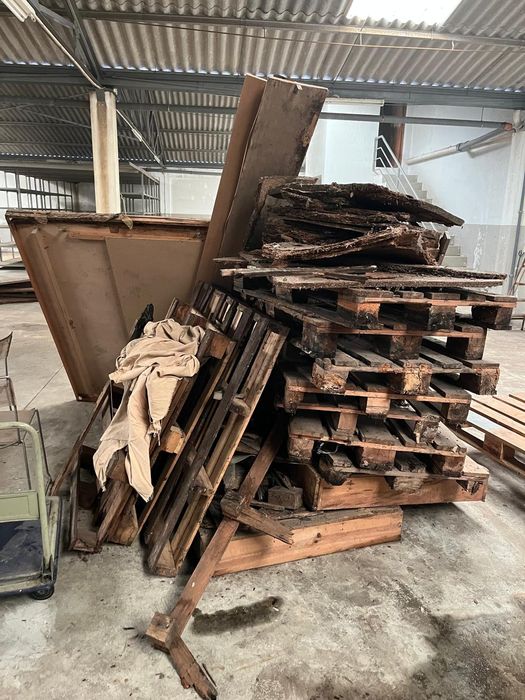 Sobras de madeira, contraplacado e paletes