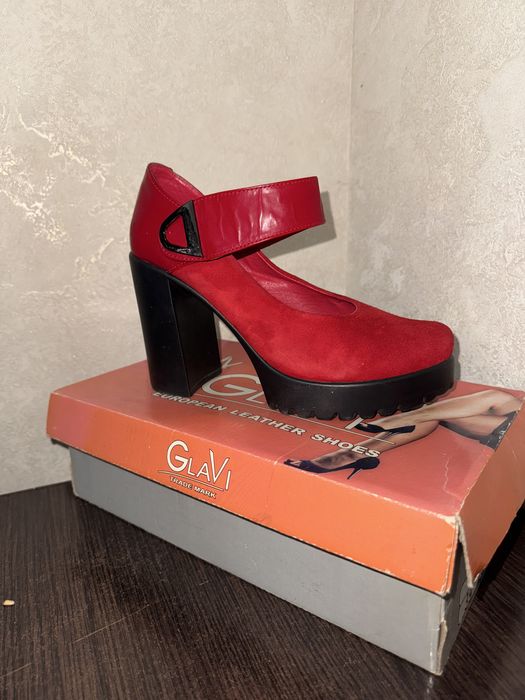 Жіночі червоні туфлі