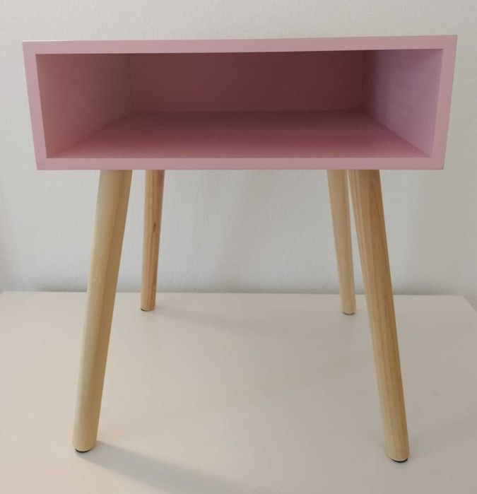 Mesa de cabeceira rosa