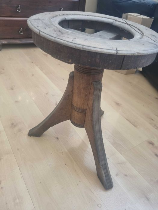 Zabytkowy stołek do fortepianu.