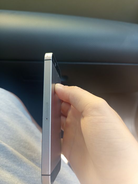 iPhone SE quase novo