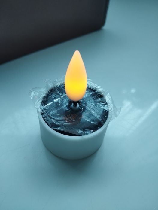 сонячна світлодіодна свічка-таблетка.