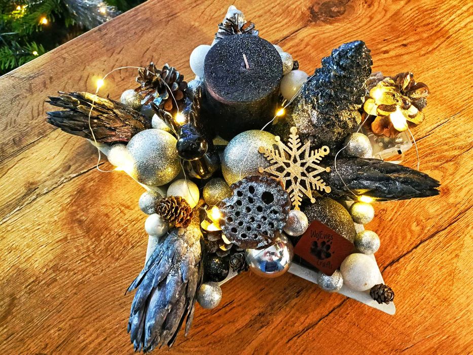 Świąteczny zimowy stroik w kształcie gwiazdy ze świecą i lampkami led