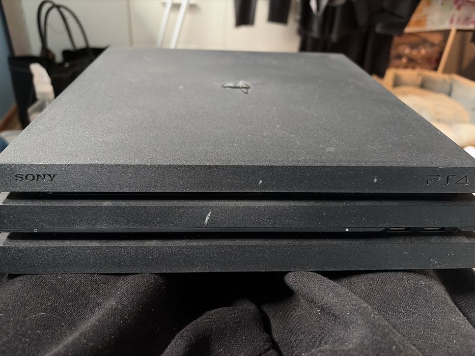 PS4 pro z kablami (wyczyszczona)
