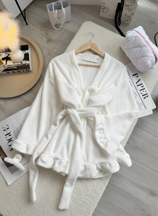 М’який жіночий халат з рюшами — рожевий, блакитний, білий