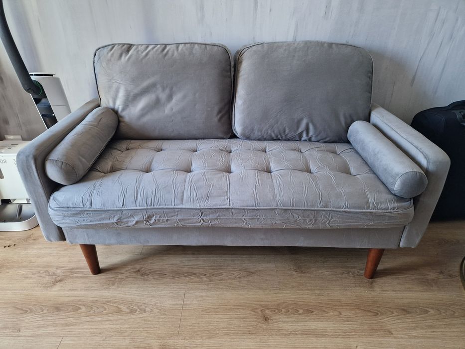 Sofá de veludo cinza