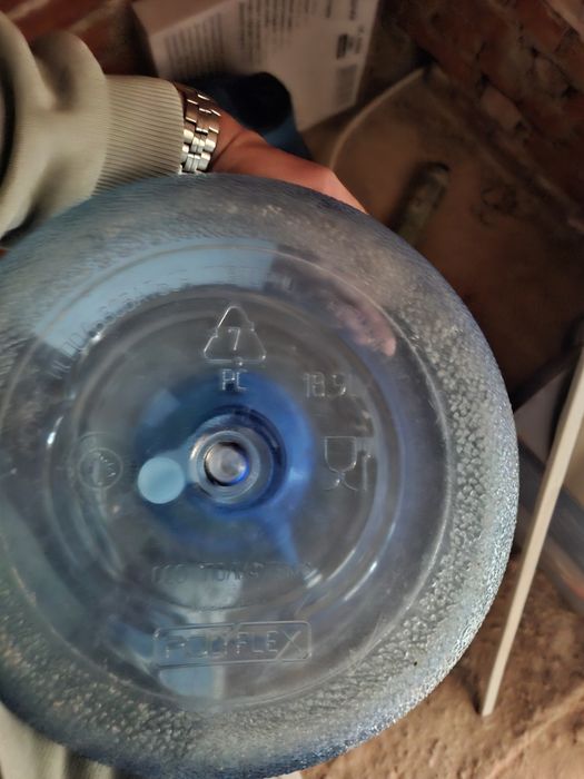 Продам бутыль 18.9л