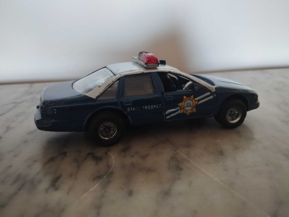 Carro da polícia colecionável.