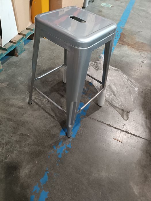 Banco alto de metal cinza