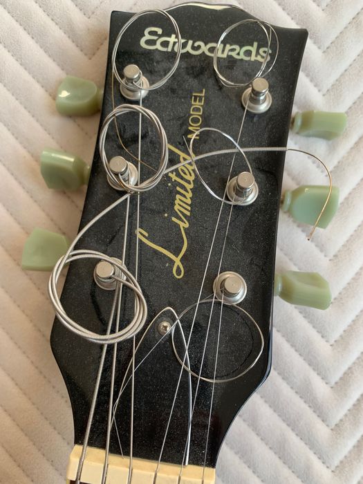 Menzura 535mm, wbudowany wzmacniacz