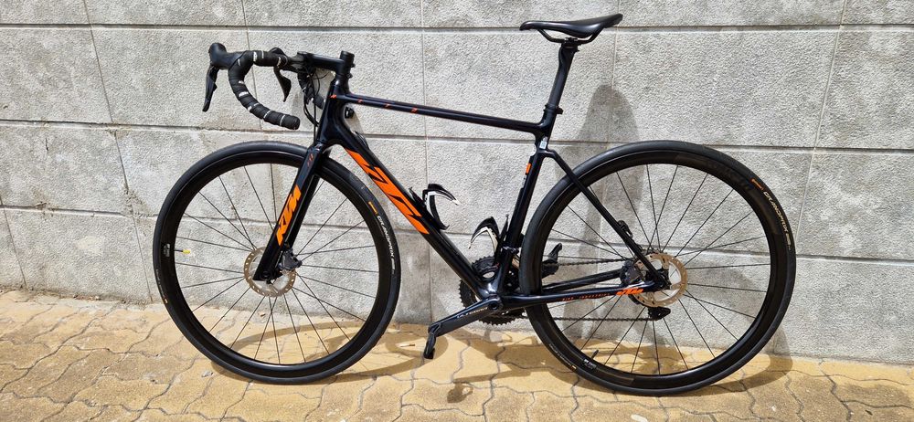 Bike KTM Revelator Alto Elite F12 com rodas carbono