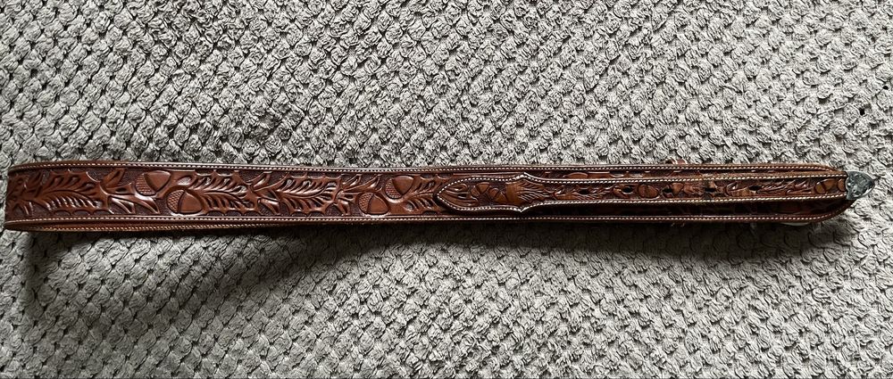 Вінтажний шкіряний ремень серебряную пряжкою.