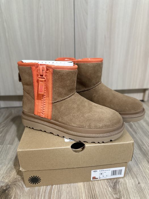 Жіночі UGG Women's Classic Mini Zipper Tape Logo Boot