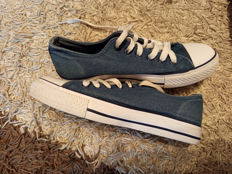 Granatowe trampki z naszywkami