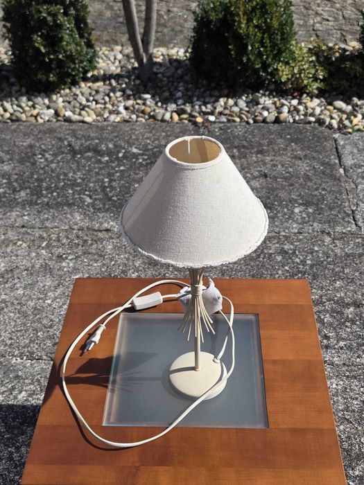 Candeeiro de mesa estilo romântico (cúpula bege + base branca)