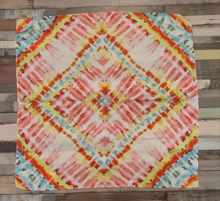 Jedwabny szal z pięknym wzorem