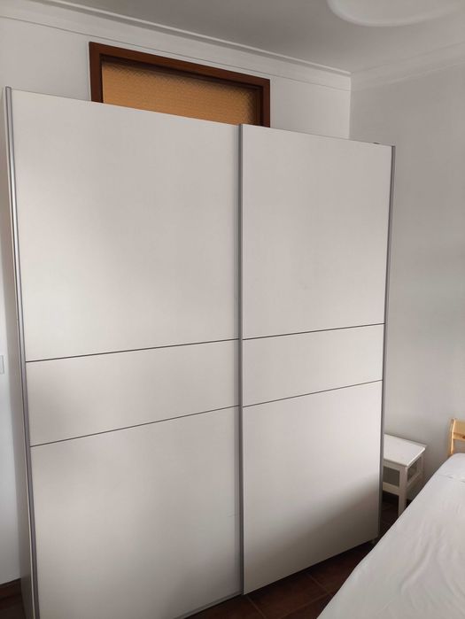 Roupeiro com portas deslizantes