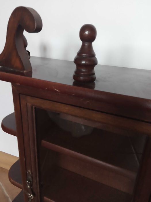 Ozdobna szafeczka na figurki, klucze.