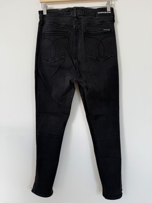 Ciemne spodnie dżinsowe z wzorem na nogawce Calvin Klein Jeans