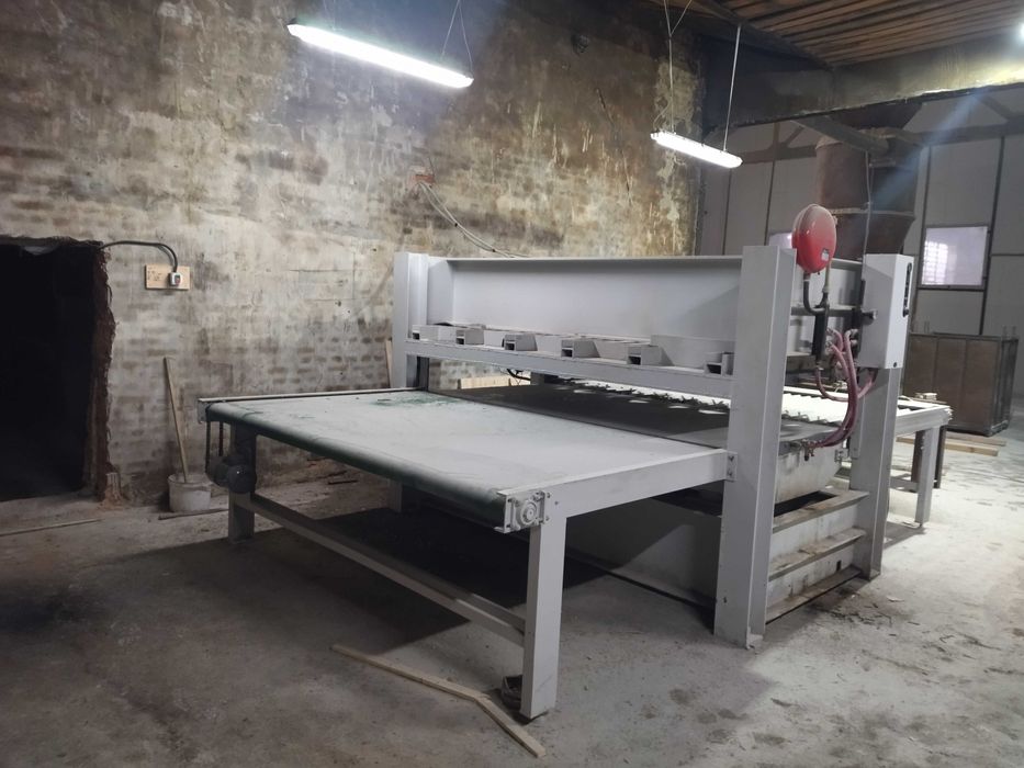 Прес для гарячого склеювання меблевого щита