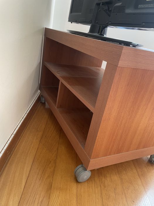 Movel de televisao com rodas