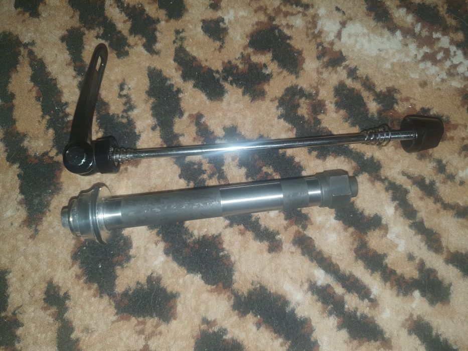 Oś piasty NOVATEC stalowa 135mm z zaciskiem