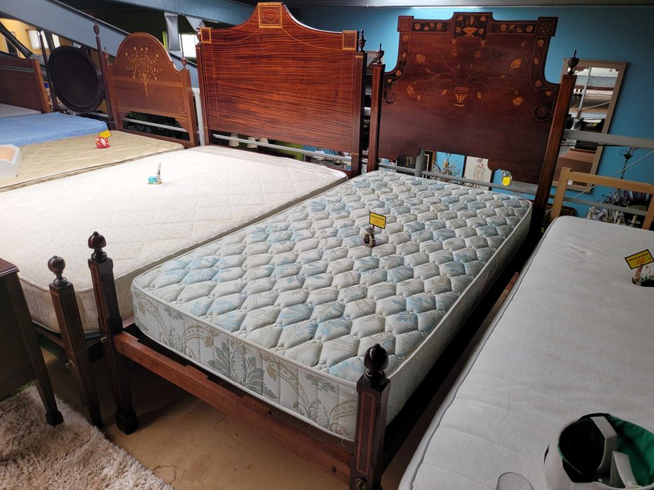 Cama de solteiro antiga em madeira maciça com estrado e colchão - ópt