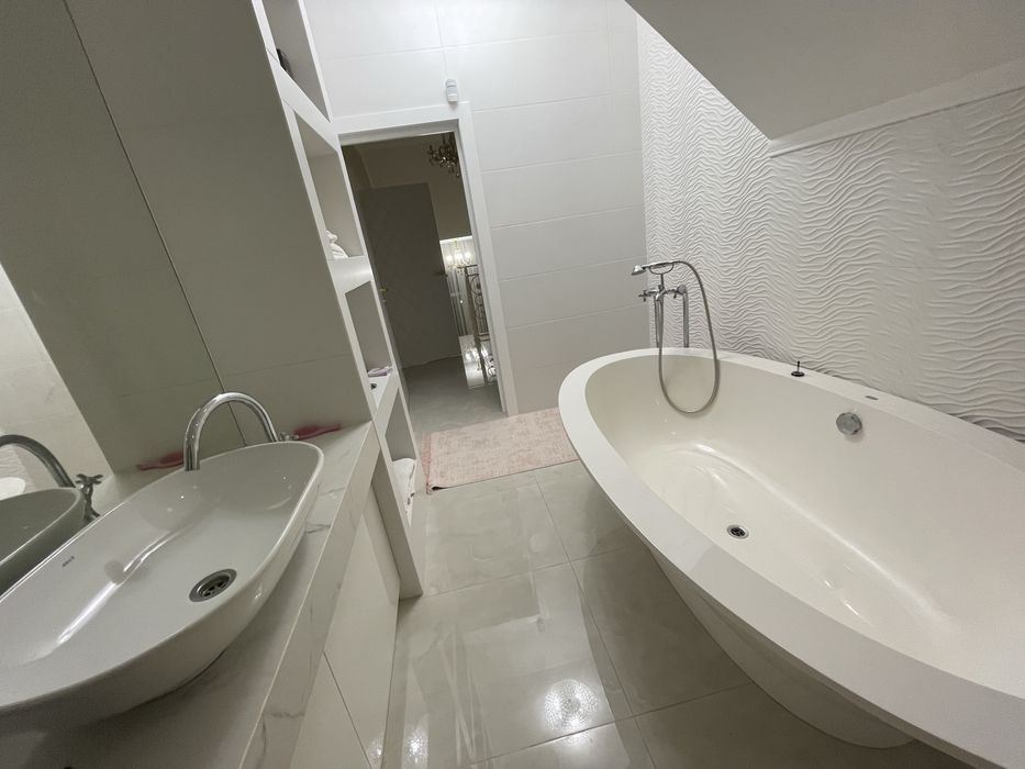 Новий, Сучасний, вже облаштований Будинок , стан люкс