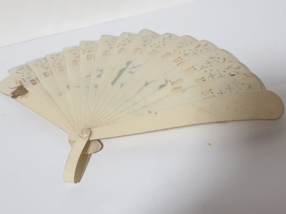 Pequeno antigo leque de crianca / boneca em celuloíde