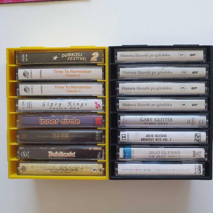 2 boxy, stojaki  +16 kaset