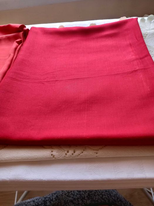 Dwa kawałki czerwonego materiału płótna