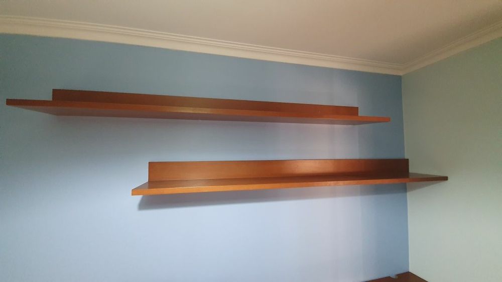 Secretária grande com móveis de apoio e prateleiras