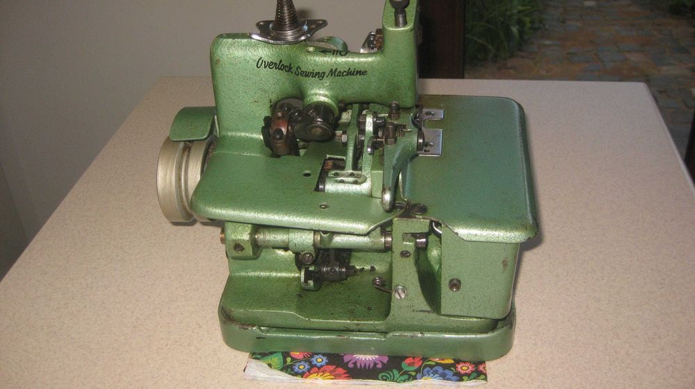 zabytkowa maszyna do szycia overlock