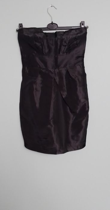 Nowa elegancka czarna sukienka odkryte ramiona śliski materiał rozm. S