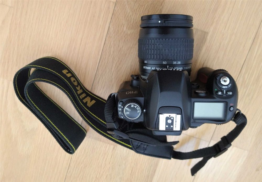 Nikon F80 + objectiva Nikkor AF 28-80mm