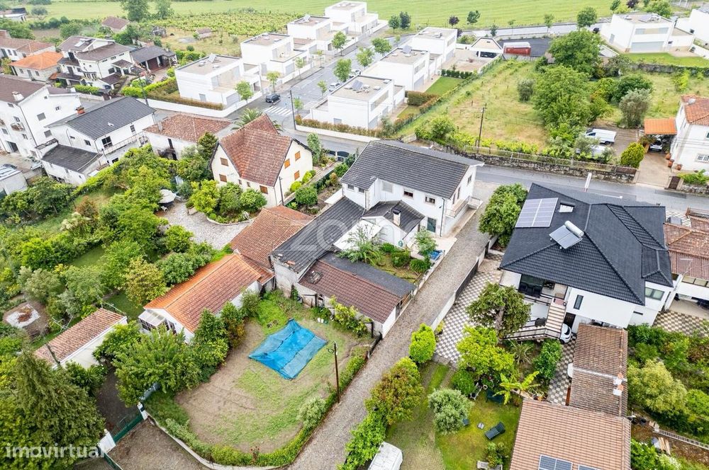 Moradia T4 com amplas áreas e elevado potencial em Mancelos