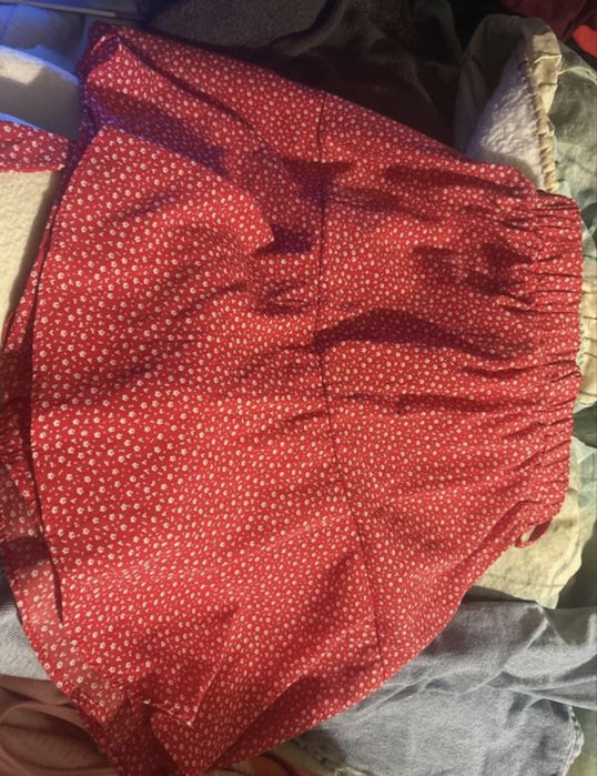 saia vermelha com flores