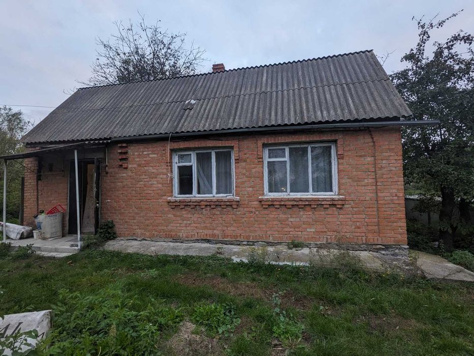 Продається земельна ділянка з одноповерховим цегляним будинком