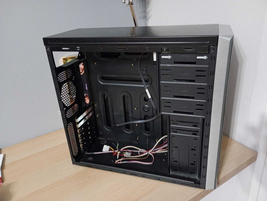 Obudowa komputera z nagrywarką CD/DVD