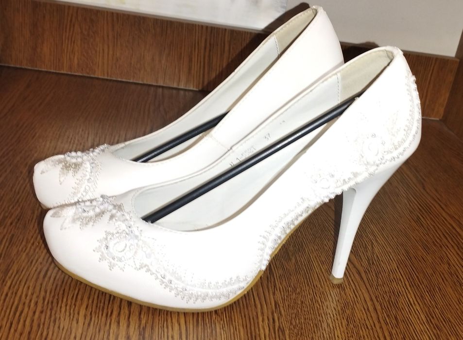 Продам весільні білі туфлі