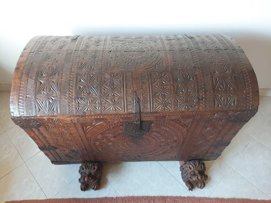 Arca abaulada antiga em madeira