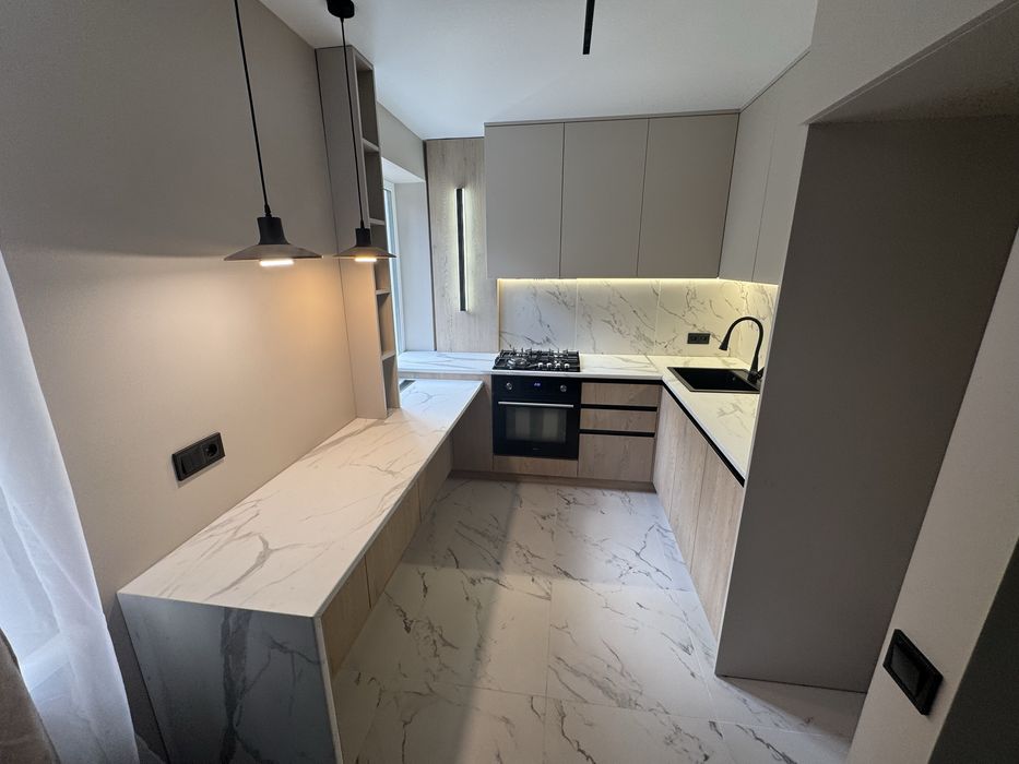 Здається 2 кімнатна в центрі міста .