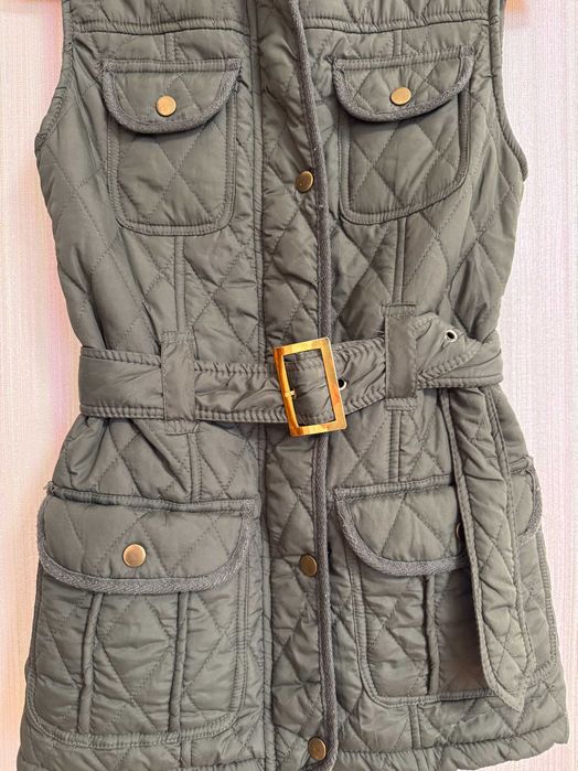 Стильный стеганный жилет с поясом. Женская оливковая жилетка. Раз XS-S