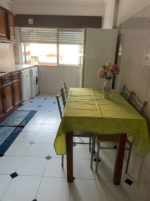 Alugo quarto casal  com casa de banho particular