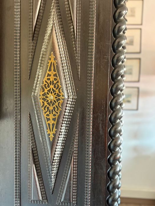 Armário antigo em madeira nobre maciça (pau-preto)