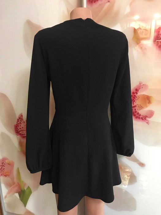 Черное платье мини с рукавом