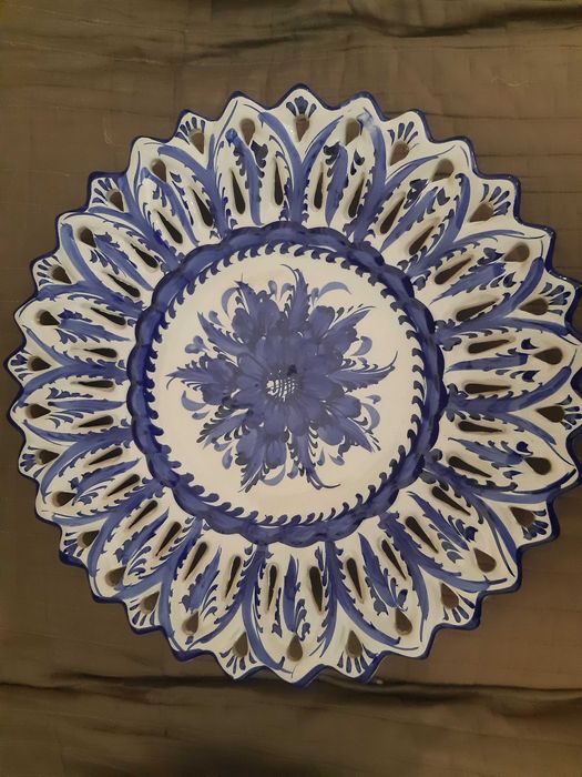 Prato decorativo porcelana Alcobaça, como novo, diâmetro 38cm