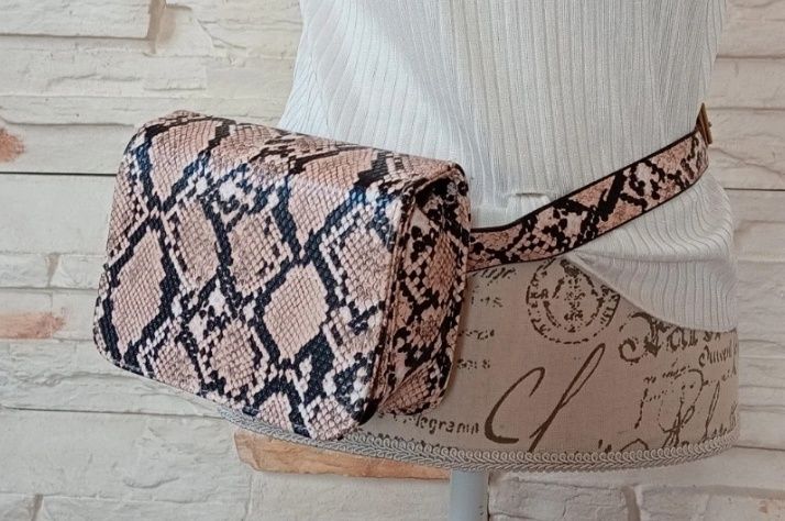 Torebka nerka z motywem węża – nowa, modna, elegancka
