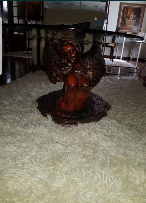 Mesa de centro com figuras